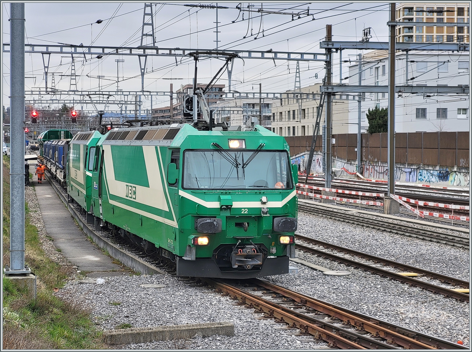 Die beiden BAM MBC Ge 4/4 21 und 22 haben in Morges den von der Re 4/4 II 11387 aus Gland gebrachten Kieszug übernommen. Der Zug wird nun für die Fahrt auf der Schmalspur nach Apples vorbereitet (Verbindung der Rollböcke mit den Druckluftbremsschläuchen). 

4. März 2024