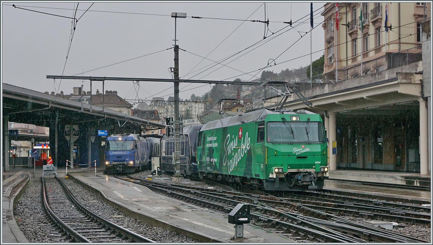 Die beiden MOB Werbeloks Ge 4/4 8001 und 8004 mit ihren GoldenPass Express Zügen in Montreux. Die Ge 4/4 8004 ist mit dem GPX 4065 von Interlaken Ost angekommen und fährt nun  zur Abstellung, während die Ge 4/4 8001 in wenigen Minuten mit ihrem GPX 4074 in Richtung Interlaken Ost abfahren wird.

7. Dez. 2024