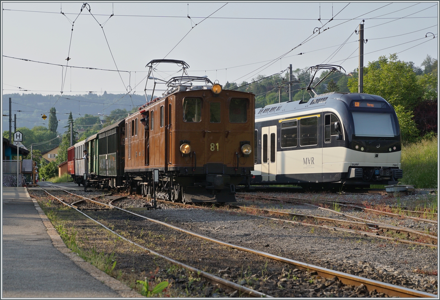 Die Bernina Bahn RhB Ge 4/4 81 der Blonay-Chamby Bahn mit dem Rivera Belle Epoque Express von  Vevey bei der Ankunft in Blonay. 

29. Mai 2023