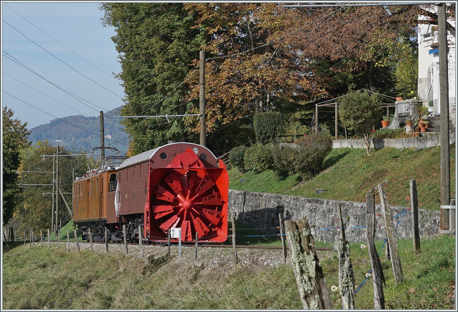 Die Bernina Bahn RhB Ge 4/4 81 der Blonay Chamby Bahn mit der X rot d 1052 bei Chaulin. Es kommt recht selten vor, dass die mächtige X rot d 1052 Schneeschleuder Chaulin verlässt.

30. Okt. 2022