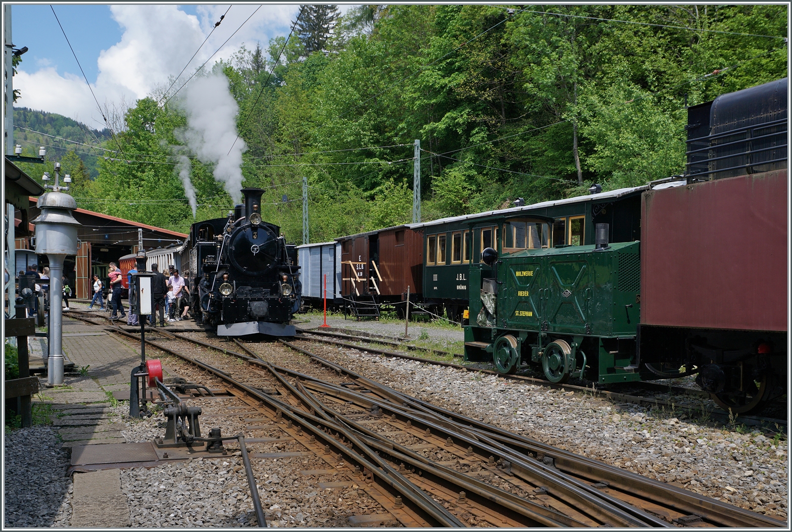 Die BFD HG 3/4 N� 3 der Blonay Chamby Bahn in Chaulin ist mit ihrem Dampfzug aus Blonay in Chaulin Mus�e angekommen, und w�hrend die Reisenden noch aussteigen, wird die Lok abgekuppelt um unmittelbar danach zur Lokbehandlung zu dampfen, damit sie f�r die baldige Gegenleistung wieder parat ist. 

11. Mai 2025
