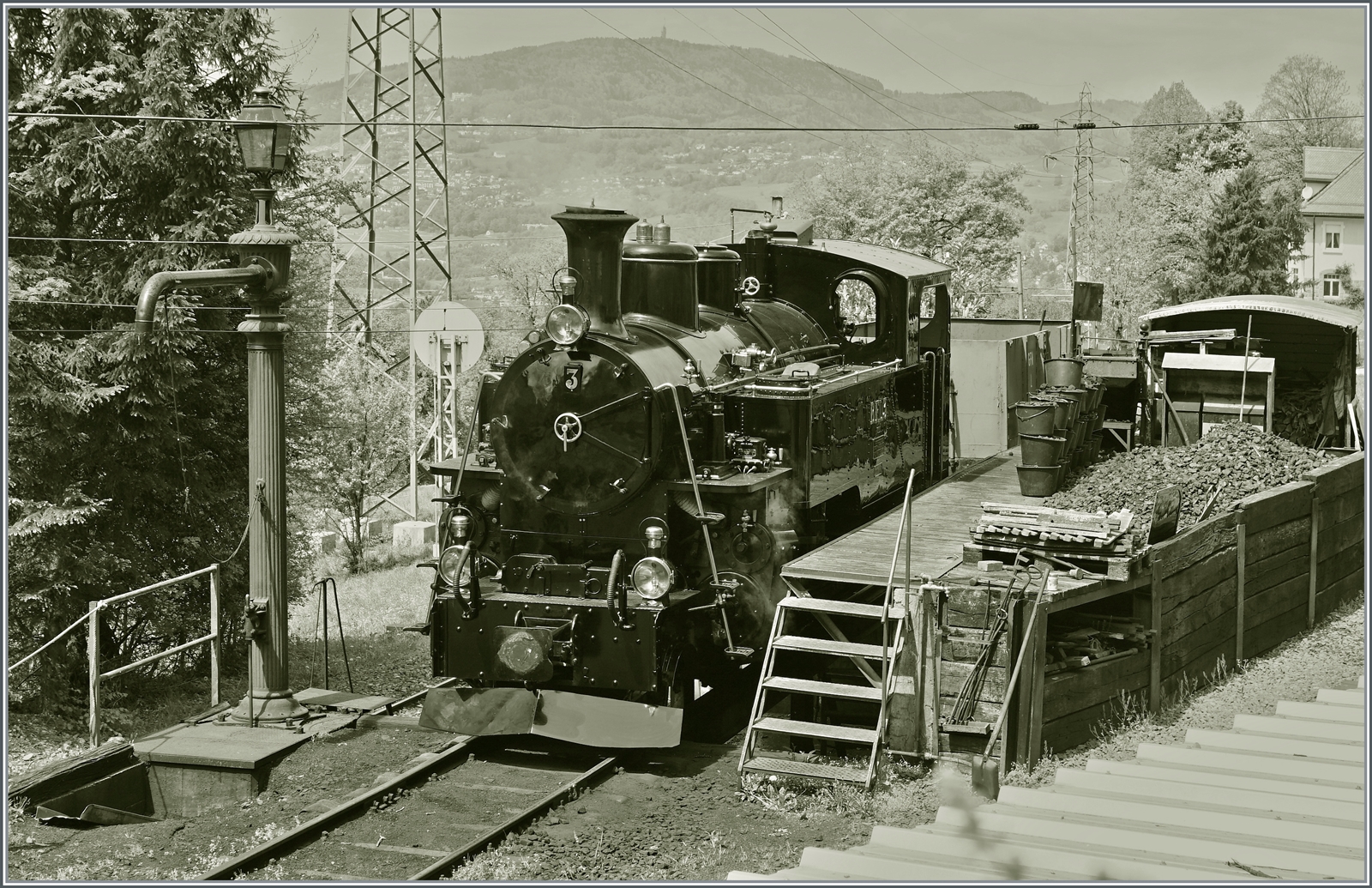 Die BFD HG 3/4 N° 3 wird in Chaulin für die Nachmittgas Fahrten vorbereitet. 

6. Mai 2023