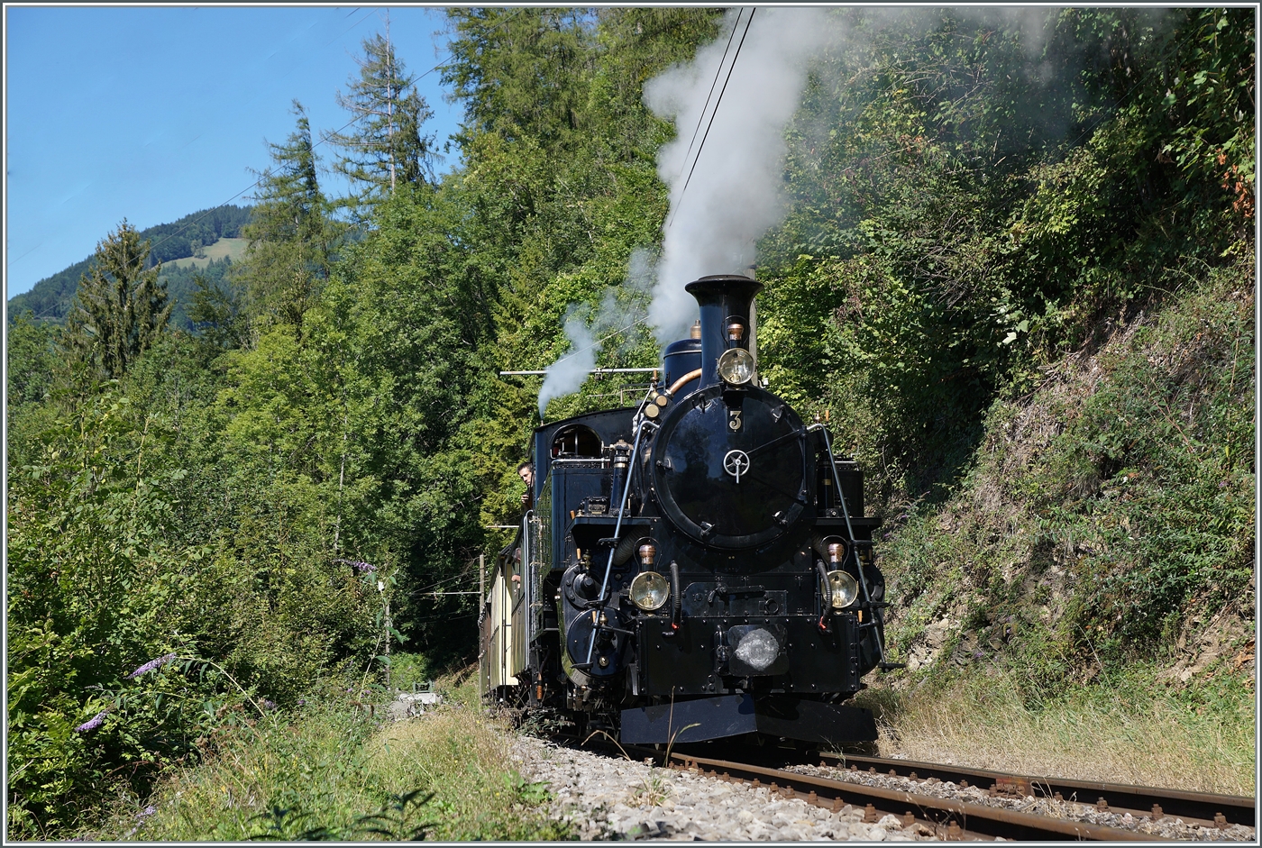 Die BFD HG 3/4 N° 3 ist bei Chamby auf dem Weg nach Chaulin.

11.Sept. 2022 