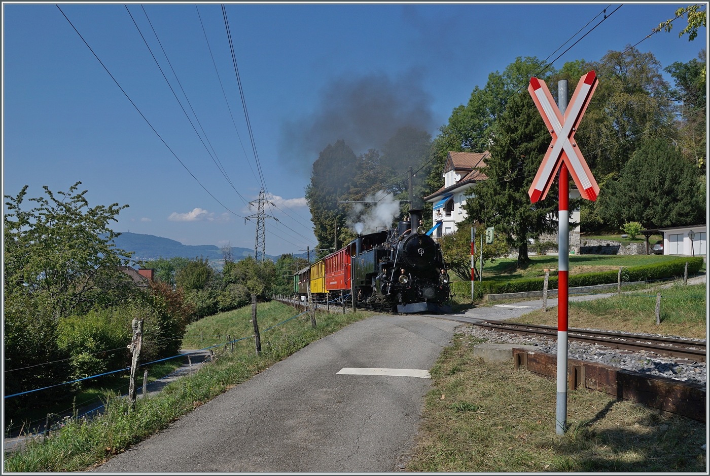 Die BFD HG 3/4 N° 3 der Blonay Chamby Bahn dampft mir ihrem Zug bei Chaulin die Steigung in Richtung Chamby hinauf. 

9. Sept. 2023