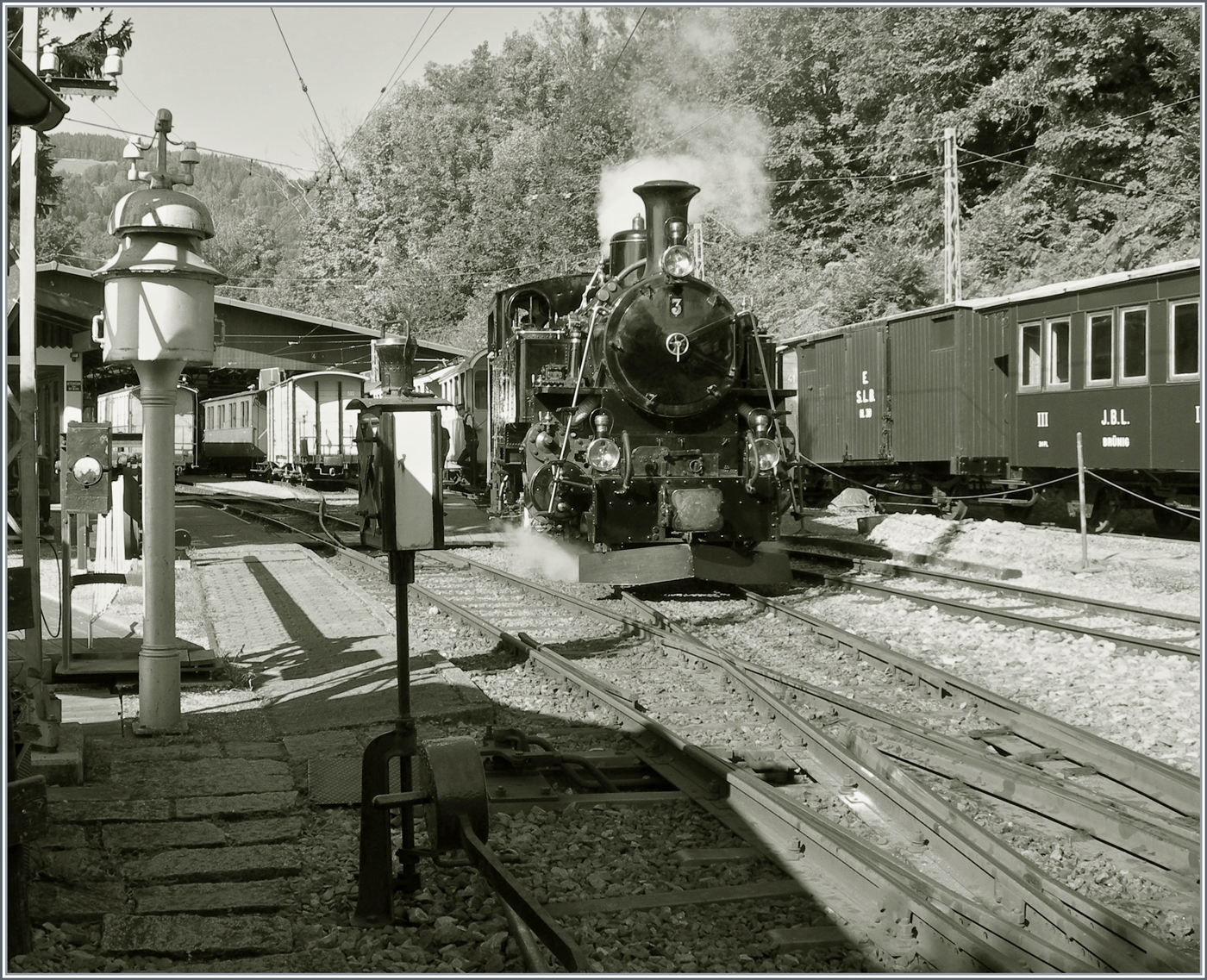 Die BFD HG 3/4 N° 3 ist in Chaulin mit ihrem Zug angekommen und wird gleich zur Lokbehandlung fahren. 

21. Sept. 2024