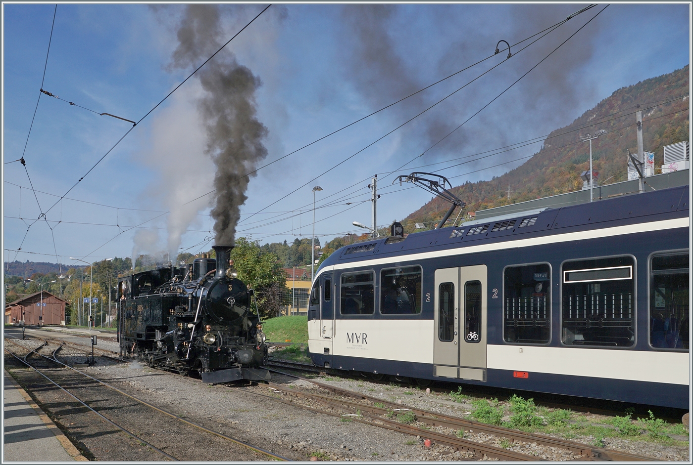 Die BFD HG 3/4 N° 3 der Blonay-Chamby Bahn wartet in Blonay auf ihren Zug. 

20. Okt. 2024