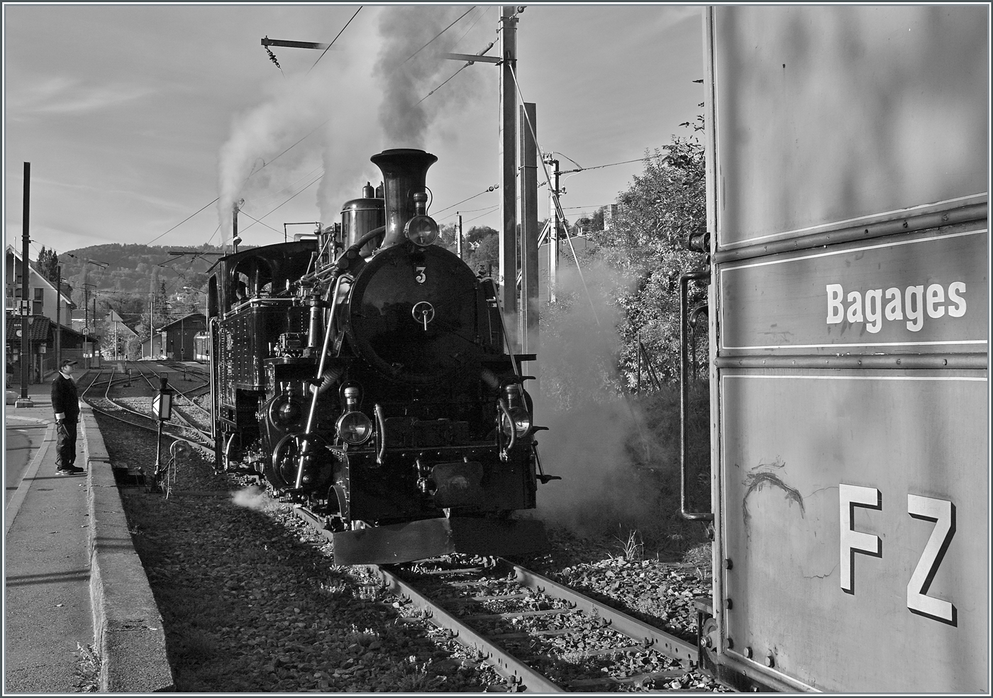 Die BFD HG 3/4 N° 3 der Blonay-Chamby Bahn dampft in Blonay auf ein Abstellgleis, damit der Zug an den Bahnsteig rollen kann. 

20. Okt. 2024