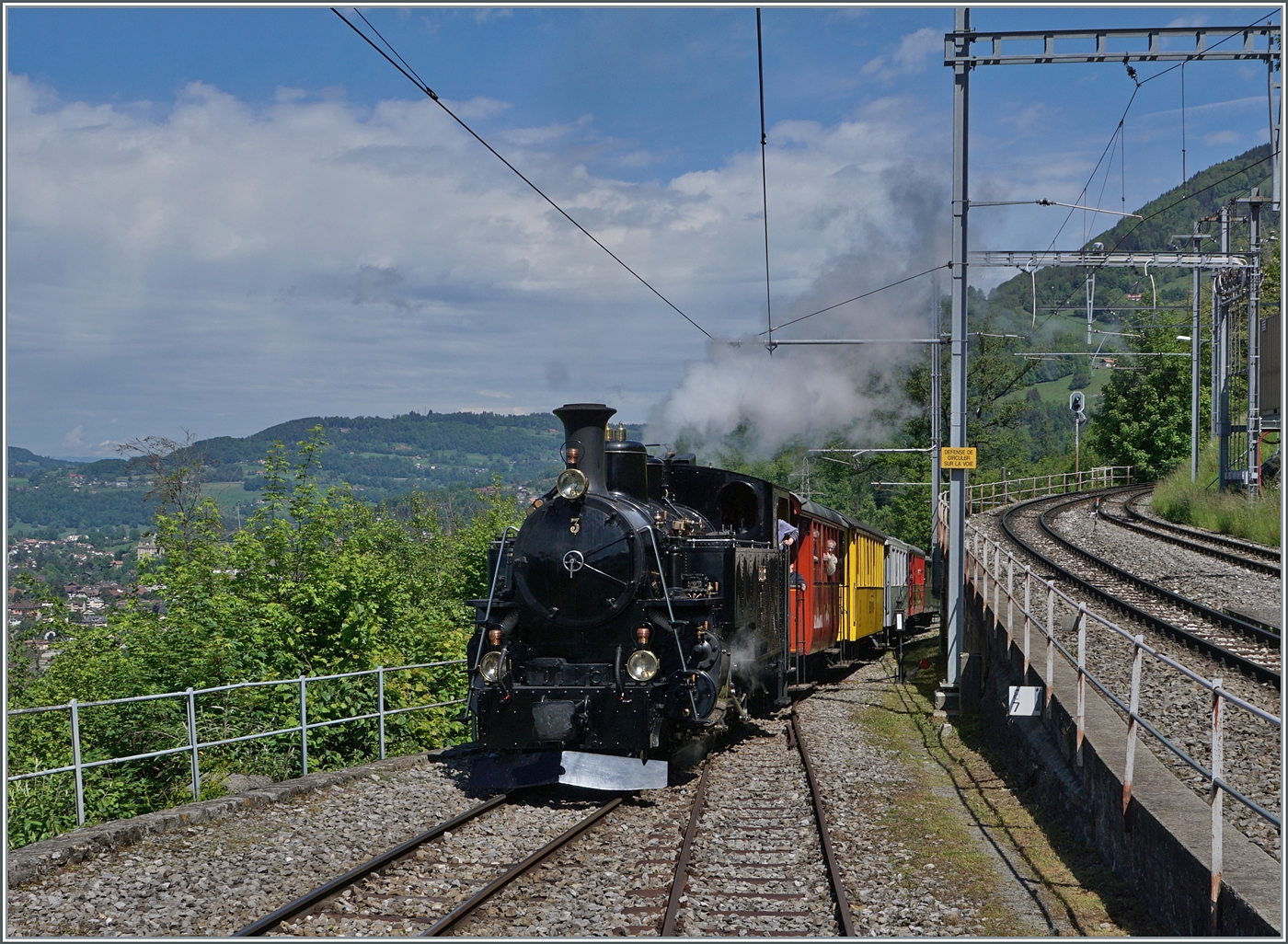 Die BFD HG 3/4 N° 3 ist mit ihrem DAmpfzug bei Chamby auf dem Weg nach Chaulin.

20. Mai 2024 