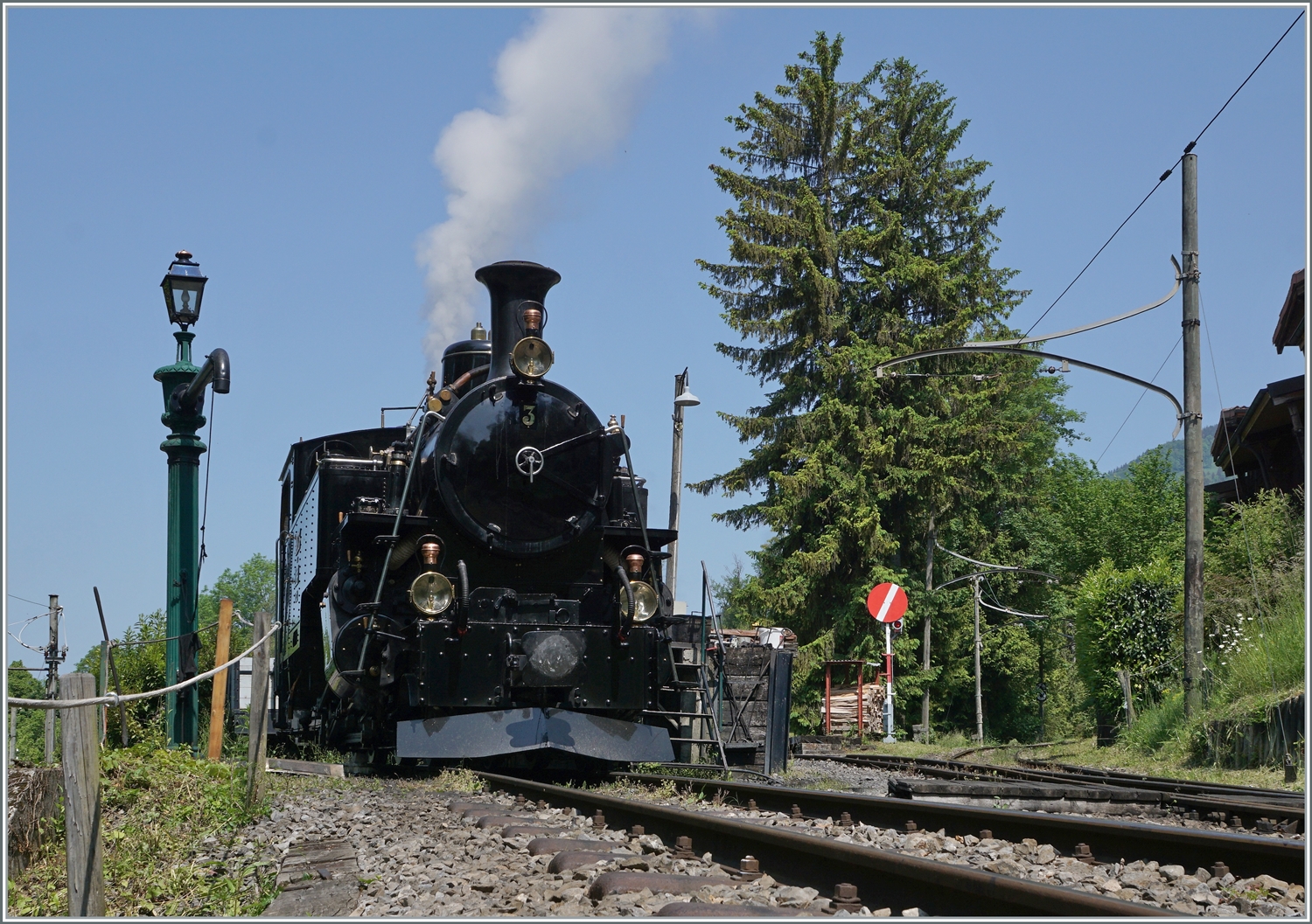 Die BFD HG 3/4 N° 3 der Blonay Chamby Bahn wird in der Lokbehandlung von Chaulin für ihren nächsten Einsatz vorbereitet. 

29. Mai 2023