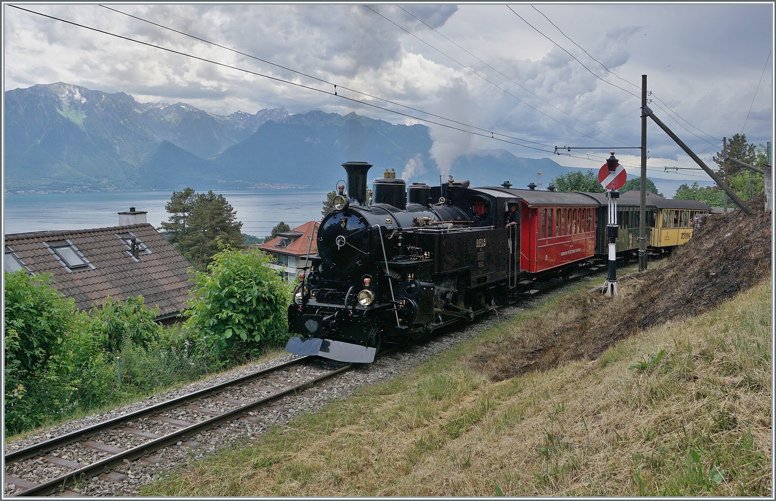 Die Blonay-Chamby BFD HG 3/4 N°3 ist kurz nach Blonay auf dem Weg nach Chaulin.

5. Juni 2022