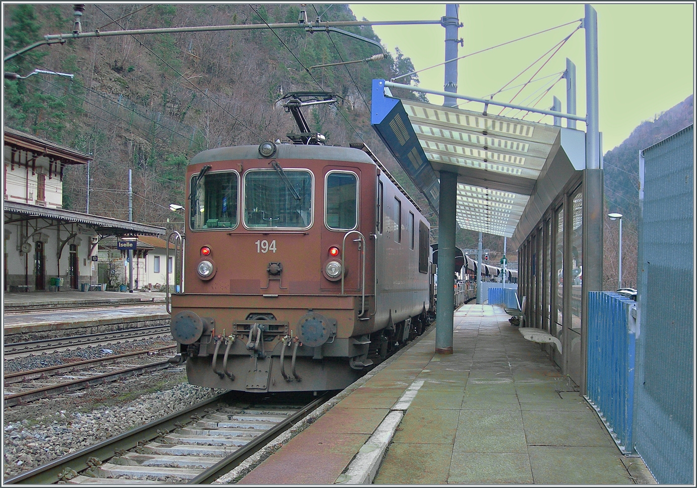 Die BLS Re 4/4 194 ist mit ihrem AT3 (Autotunnelzug) von Brig in Iselle eingetroffen. 

3. Jan. 2024