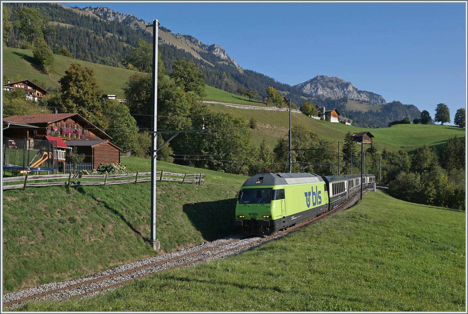 Die BLS Re 465 002 mit dem GoldenPass Express GPX von Interlaken Ost nach Montreux bei Enge im Simmental.

7. Okt. 2023