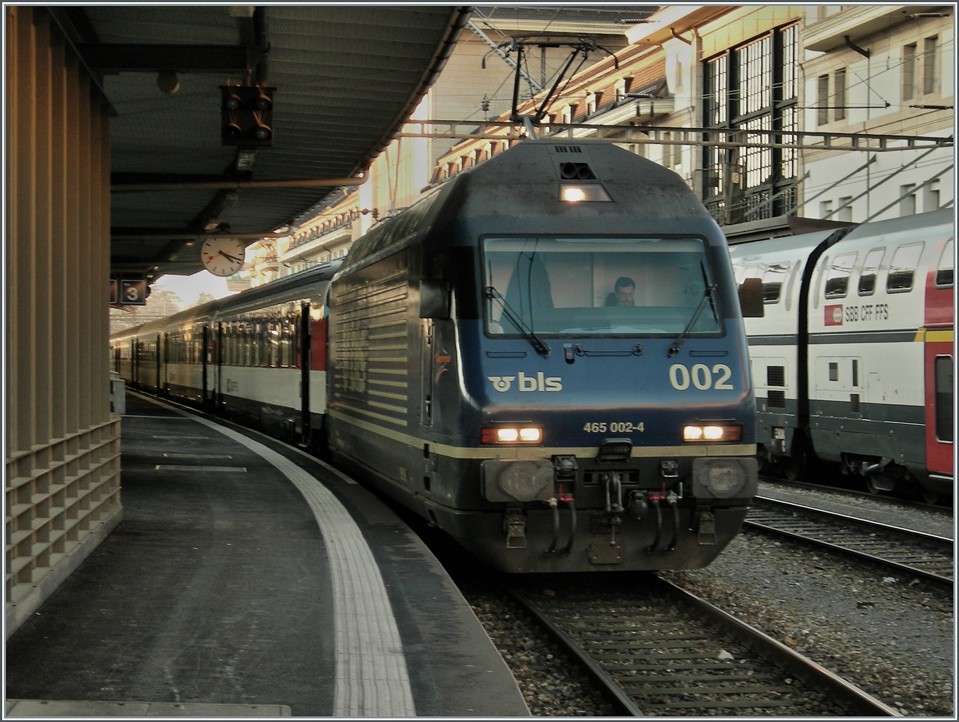 Die BLS Re 465 002 wartet mit ihrem IR nach Brig in Lausanne auf die Abfahrt. 

1. Jan. 2009