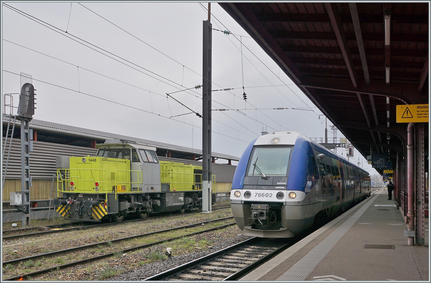 Die Captrain France (CPTF) 1448 D 1206 mit der UIC Nummer 92 87 1001448-3 F-CPTF mit der Zulassung in Frankreich und Deutschland hat sich an der Tankstelle in Strasbourg versorgt und ist nun auf Rangierfahrt zu ihrem nächsten Einsatz. Rechts im Bild der SNCF X 76602. 

12. März 2024
