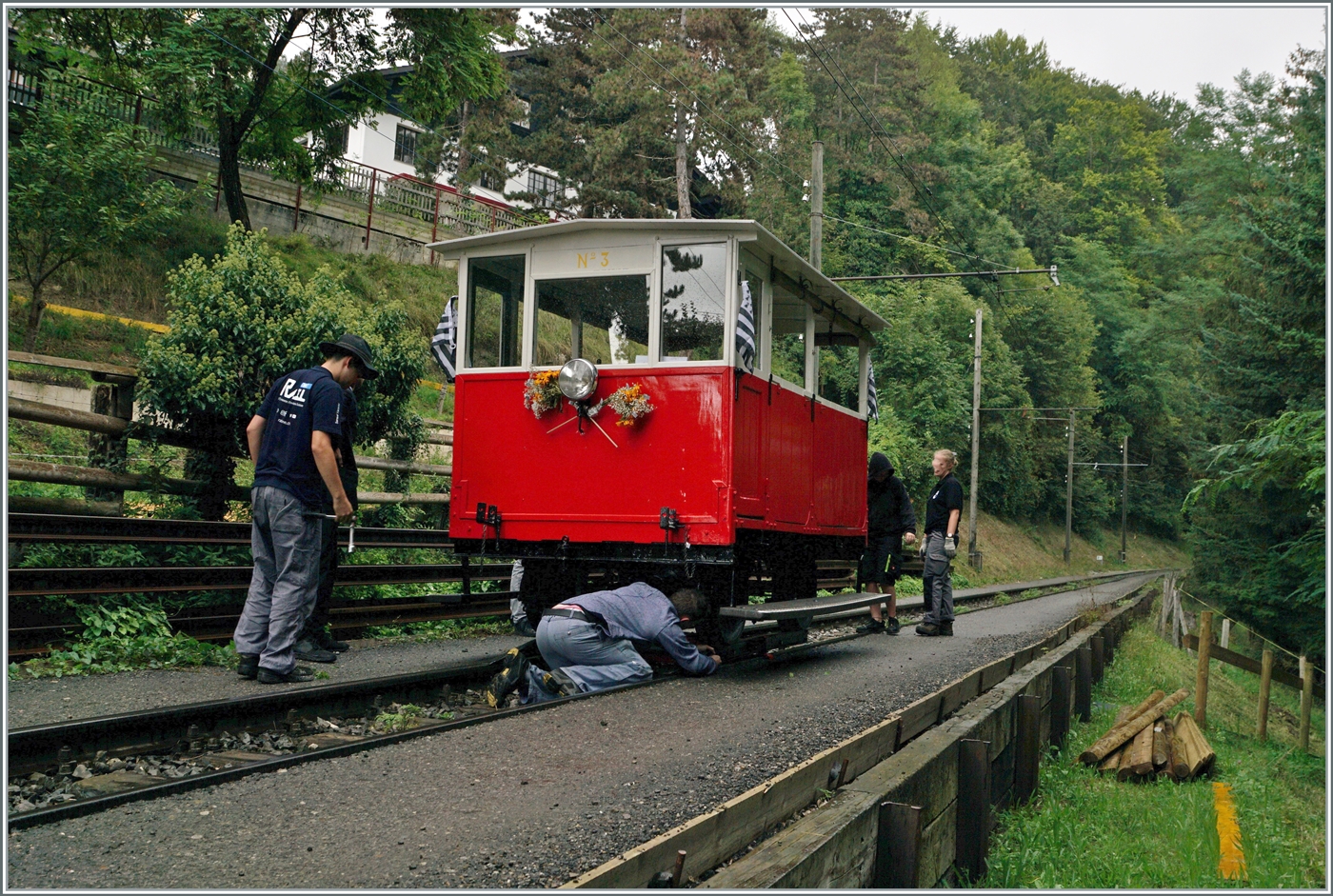 Die Dm 2/2 N° 3  Le Biniou  wurde auf der freien Strecke gedreht, und werden die Arretierungen aufgehoben, damit die Draisine wieder aufs Gleis rollen kann.

8. Sept. 2024