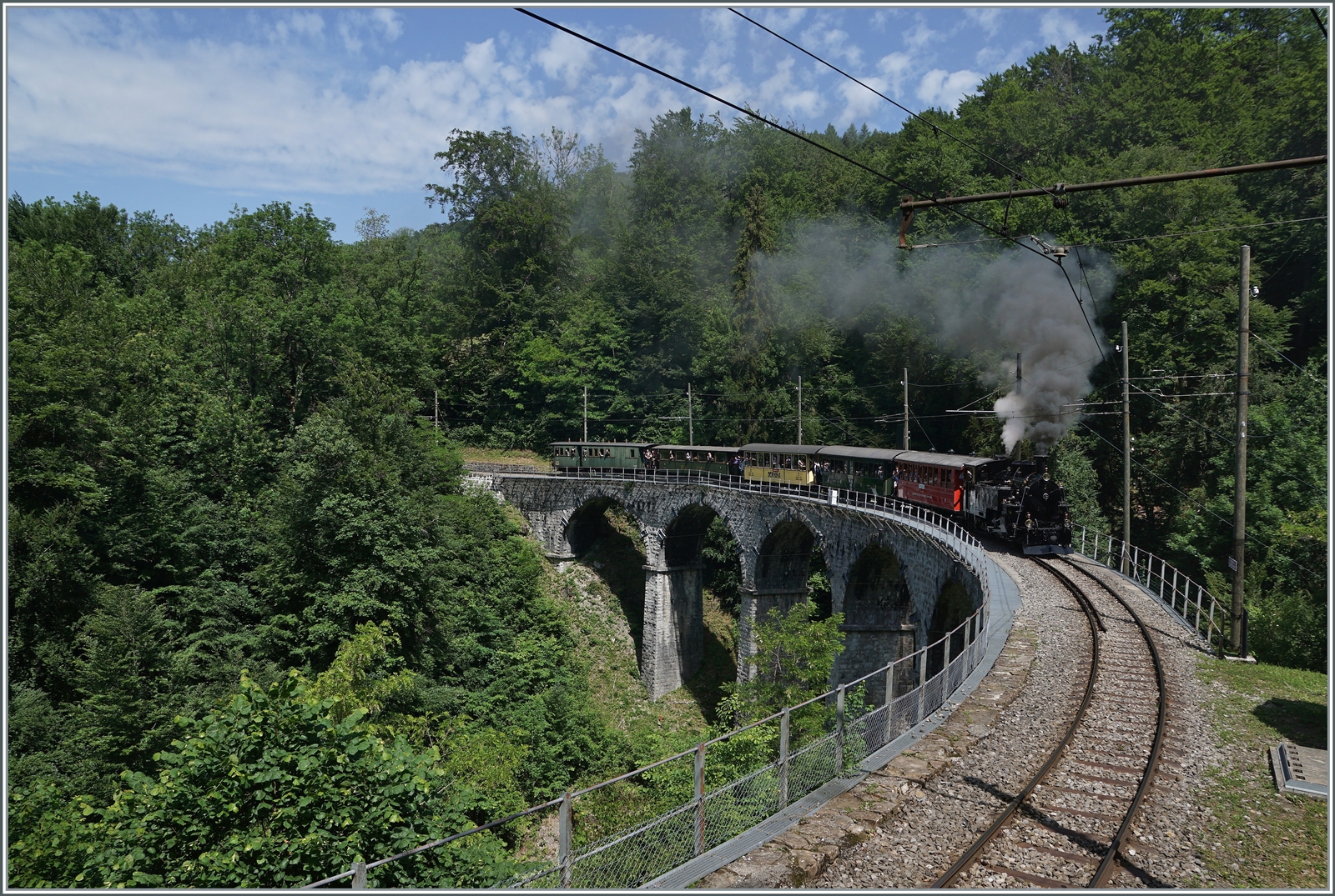 Die erst vor kurzem aus Meiningen zurückgekehrte BFD HG 3/4 N° 3 der Blonay Chamby Bahn ist mit einem langen Reisezug auf dem Baye de Clarens Viadukt auf dem Weg nach Chamby. 

4. Juni 2022