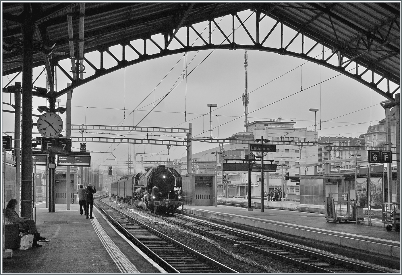 Die (ex) SNCF 141R568 erreicht mit dem  Train Chasse  Lausanne. Und dies 3 Minunten vorzeitig! 

26. Okt. 2024