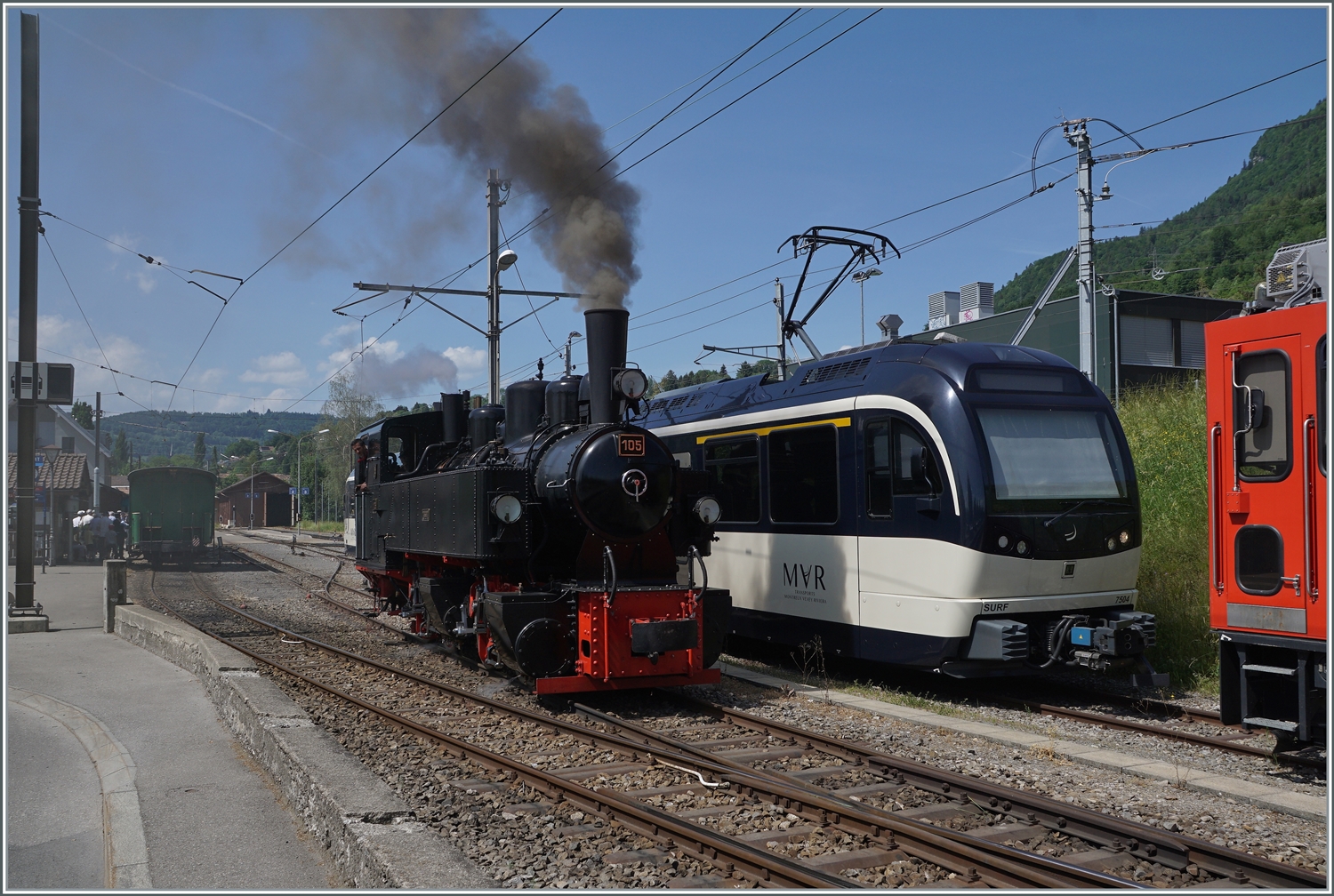 Die G 2x 2/2 105 dampft vor dem modernen MOB/MVR Rollmaterial in Blonay. 

21. Mai 2022 