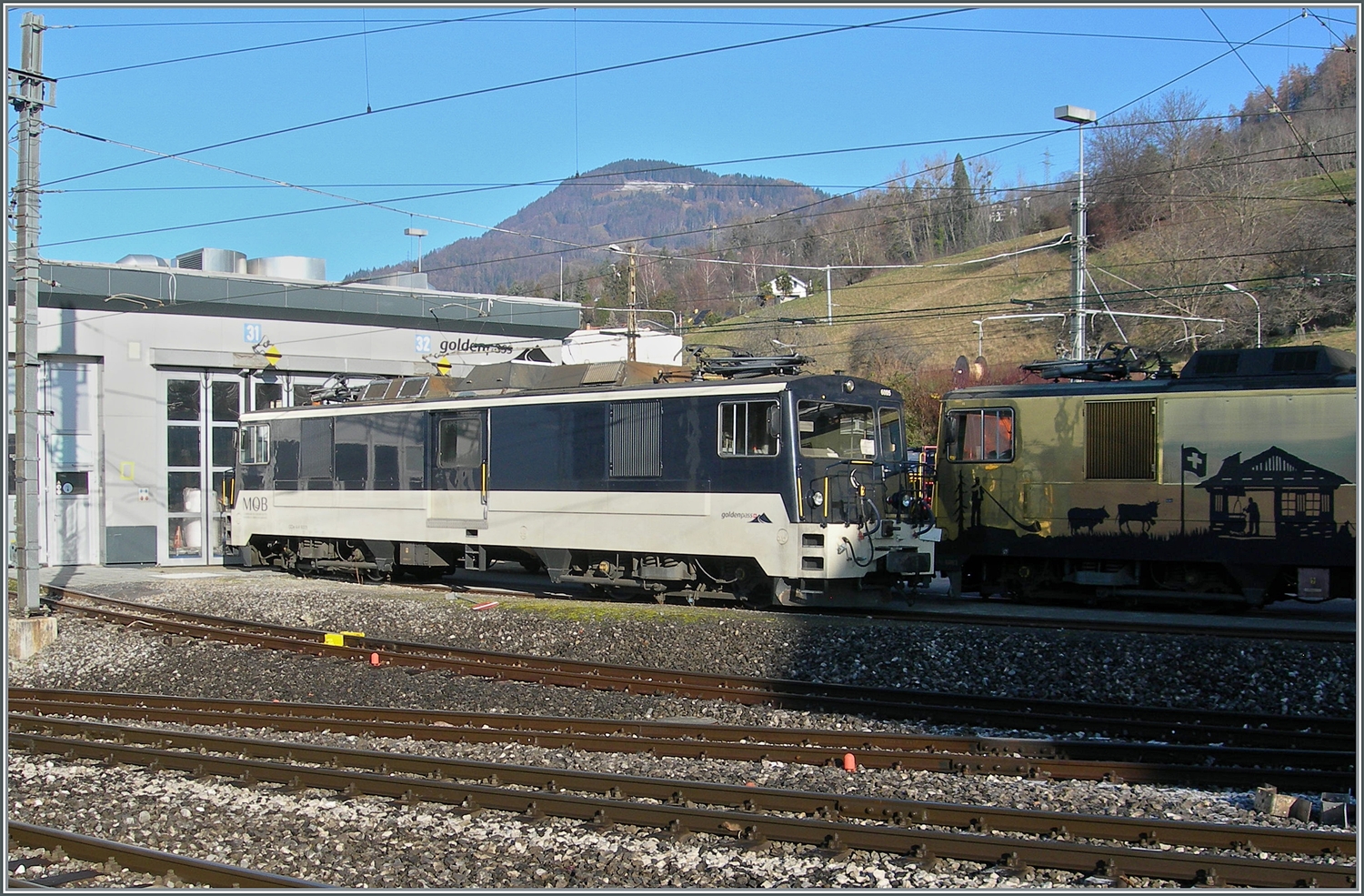 Die GDe 4/4 6005 (und hier nicht zu sehen) weitere GDe 4/4 stehen abgestellt in Chernex.

Mit dem Fahrplanwechsel Mitte Dezember 2020 endete der Plandienst der MOB GDe 4/4 Serie 6000. Die von den Kilometer her stärker beanspruchten MOB GDe 4/4 6001 - 6004 werden ausrangiert, während die beiden ex GFM TPF und heutige MOB GDe 4/4 6005 und 6005 noch für Dienstzüge vorgehalten werden was nun wohl ausgeführt wird, denn die GDe 4/4 6001 ist bereits ihrer Stromabnehmer beraubt. 


17. Dezember 2023