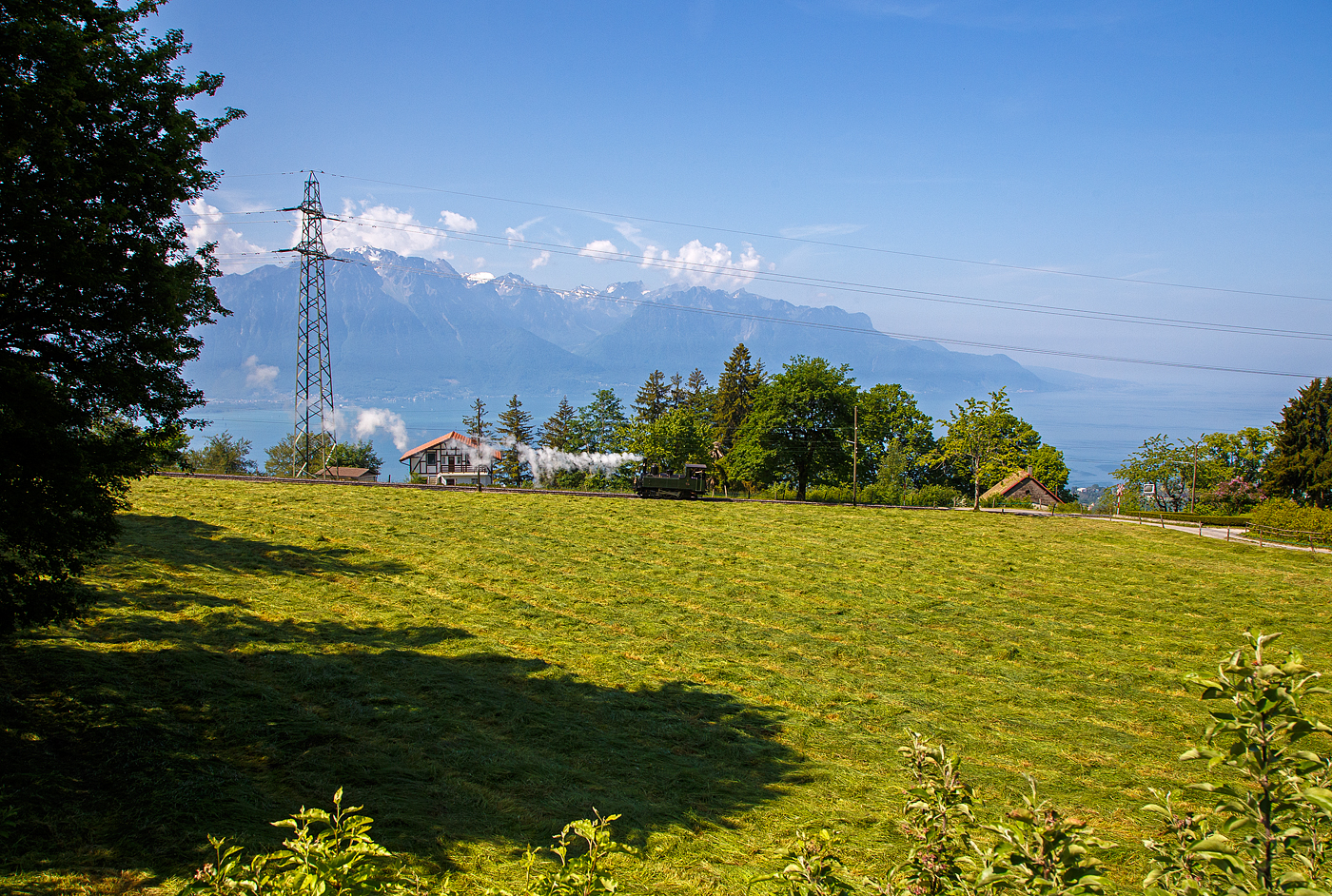 Die haben mich vergessen, da muss ich noch schnell hinterher....
Pfingsten 2023 (Samstag 27 bis 29 Mai 2023) fand bei der Museumsbahn Blonay–Chamby das Schweizer Dampffestival 2023 / Festival suisse de la Vapeur 2023 statt, das Highlight am Samstag war die Dreifach-Dampflok-Traktion. Darunter war auch die kleine G 3/3 LEB N° 5  Bercher , die hier am 27.05.2023 von Chaulin alleine nach Blonay hinab fährt.