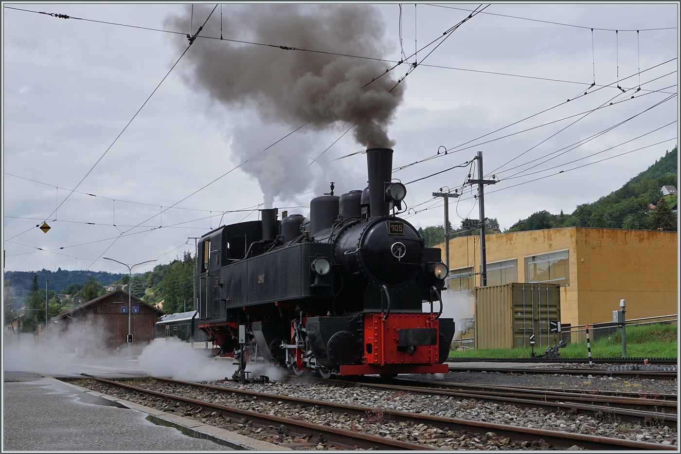 Die herrlich dampfende und rauchende SEG G 2x 2/2 105 der Blonay Chamby Bahn rangiert in Blonay. 

22. Juni 2024