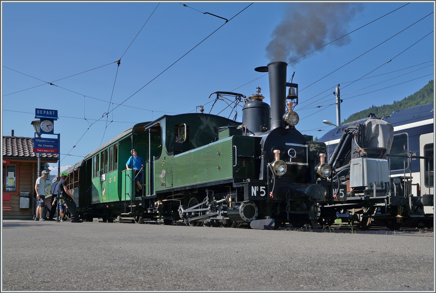 Die LEB G 3/3 N° 5 (Baujahr 1890) der Blonay-Chamby Bahn wartet in Blonay auf die Abfahrt. 

22. Juli 2023 