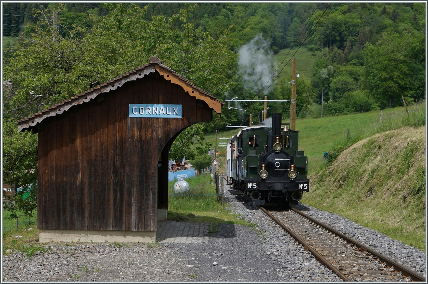 Die LEB G 3/3 N° 5 (Baujahr 1890) ist bei Cornaux mit einem Reisezug auf dem dem Weg nach Chaulin. 

20. Mai 2024