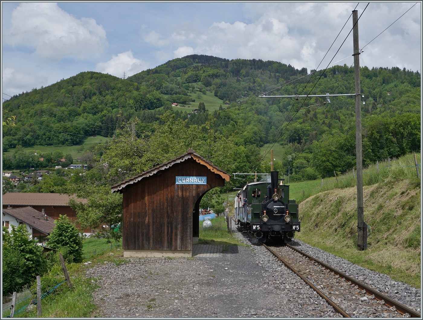 Die LEB G 3/3 N° 5 der Blonay-Chamby Bahn erreicht mit ihrem Dampfzug von Blonay nach Chaulin den Halt Cornaux.

20. Mai 2024