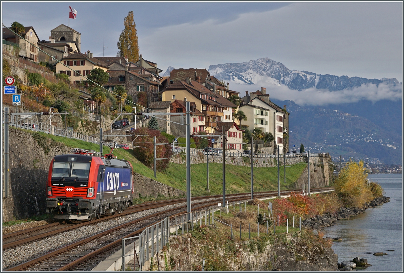 Die letzten bunten Blätter baumeln noch an Sträuchern und Bäumen, der erste Schnee verzuckert die Berge - es ist Herbst; und dieser bietet ein Licht, wie es sonst das ganze Jahre nicht zu sehen ist. Grund genug, trotz kalter Bise, zu fotografieren: Die 193 054, vermietet an SBB Cargo, ist als Lokfahrt zwischen Rivaz und St-Saphorin auf dem Weg in Richtung Vevey.

12. Nov. 2024