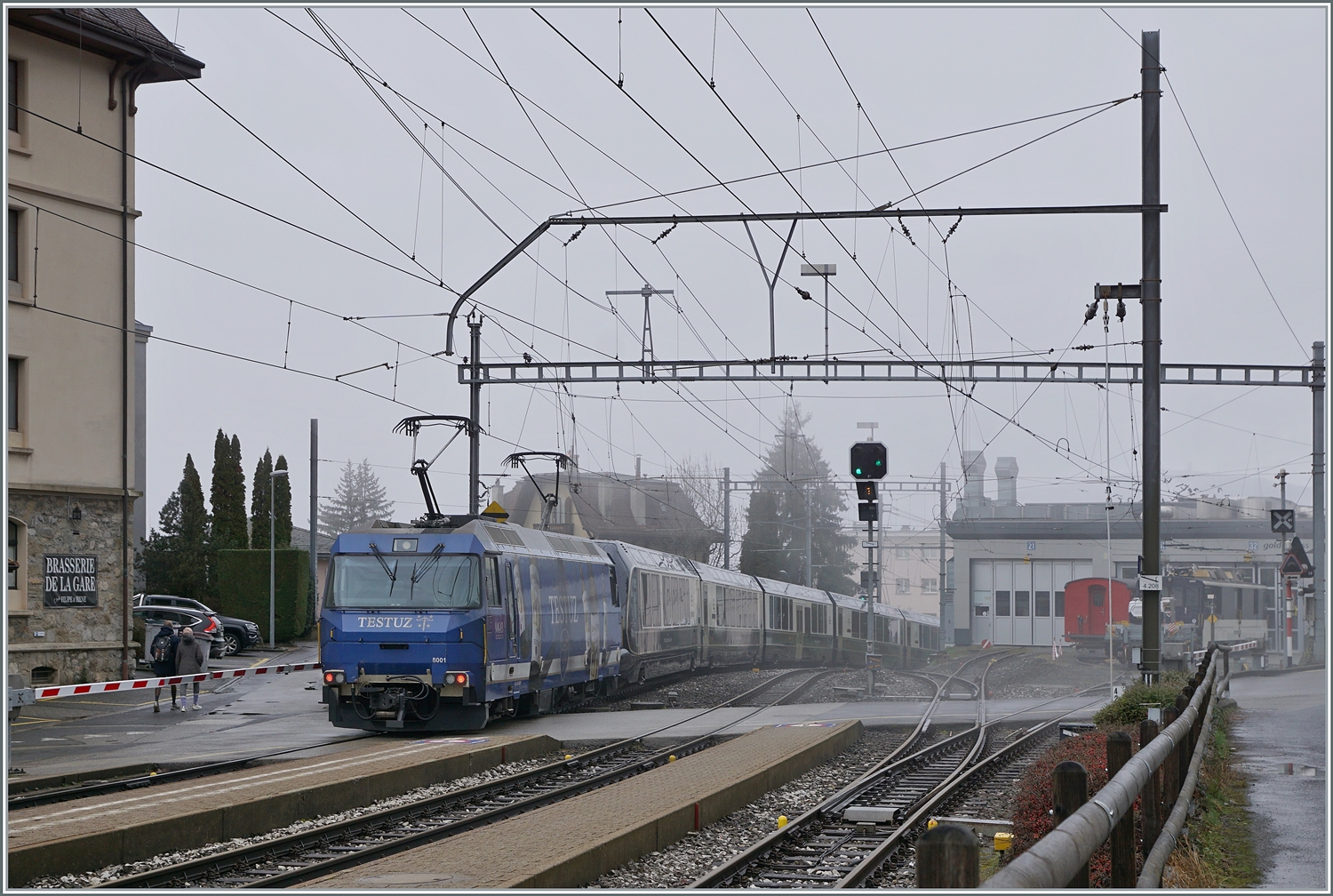 Die MOB Ge 4/4 8001 hat den von Interlaken Ost nach Montreux verkehrenden GoldenPass Express in Zweisimmen übernommen und ist nun bei der Durchfahrt ihres GPX in Chernex schon fast am Ziel der Fahrt. 

20. Februar 2026