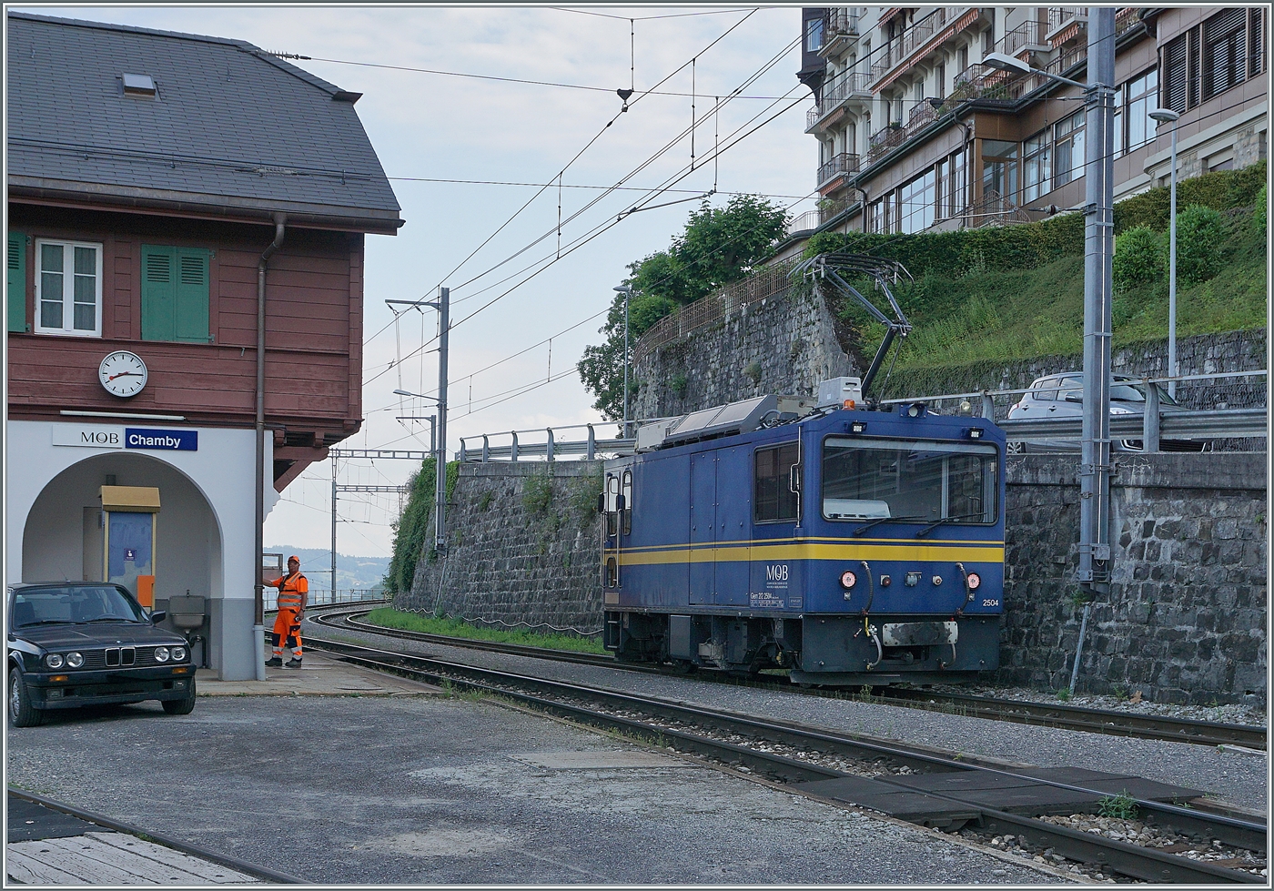Die MOB Gem 2/2 2504 rangiert in Chamby bevor sie sich auf den Weg in Richtung Les Avants macht. 

28. Juni 2024