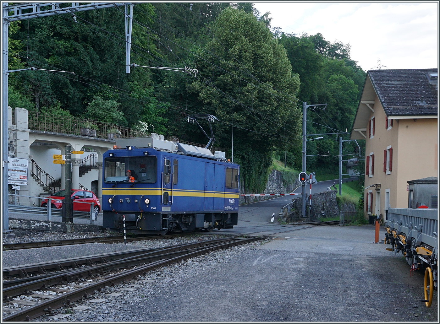 Die MOB Gem 2/2 2504 rangiert in Chamby bevor sie sich auf den Weg in Richtung Les Avants macht. 

28. Juni 2024