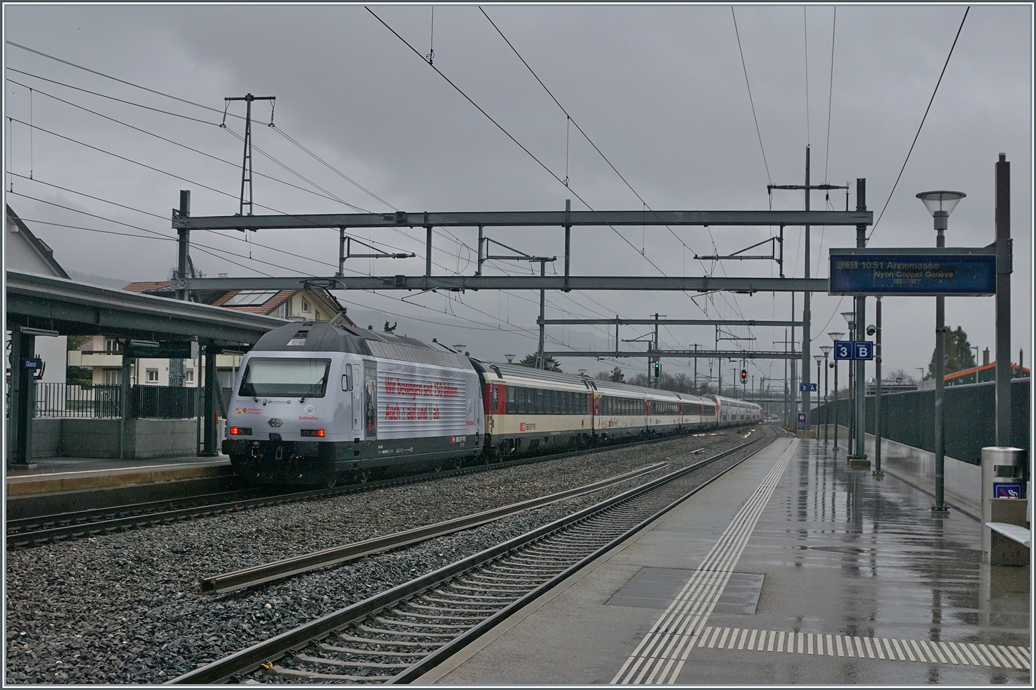 Die neuste SBB Werbelok: die Re 460 061 wirbt für den Aufzughersteller Schindler, der dieses Jahr sein 150 Jubiläum feiert. 

22. Feb. 2024