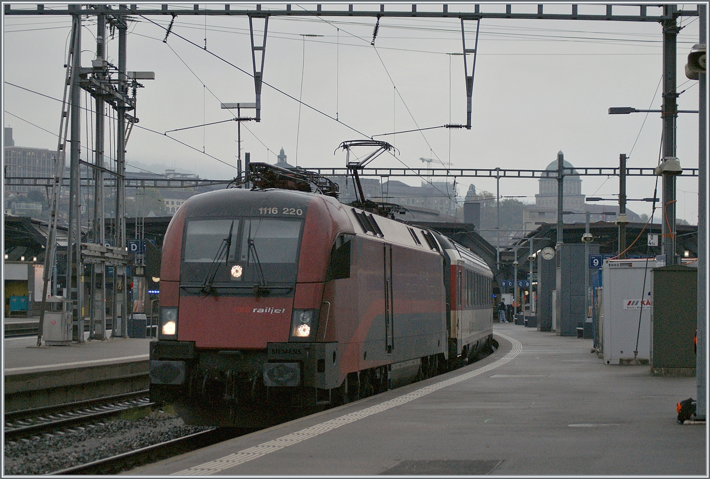 Die ÖBB 1116 220 stellt in Zürich den  Transalpin  nach Graz bereit. Zwar sind ÖBB Lokomotiven in Zürich HB keine Seltenheit, aber sei kommen jeweils mit RJ-Garnituren nach Zürich. Eine ÖBB 1116 vor mit einem SBB Wagen hingegen stellt schon die Ausnahme dar, so dass ich mir erlaubt habe das etwas rauschende Bild hier zu zeigen. 
Der Zug hat infolge Bauarbeiten den ungewohnten Laufweg Zürich - Bregenz - München - Salzburg - Schwarzach St. Veit Bischofshofen - Leoben - Graz und wird 12 Stunden und 59 Minuten unterwegs sein.

19. Okt. 2023