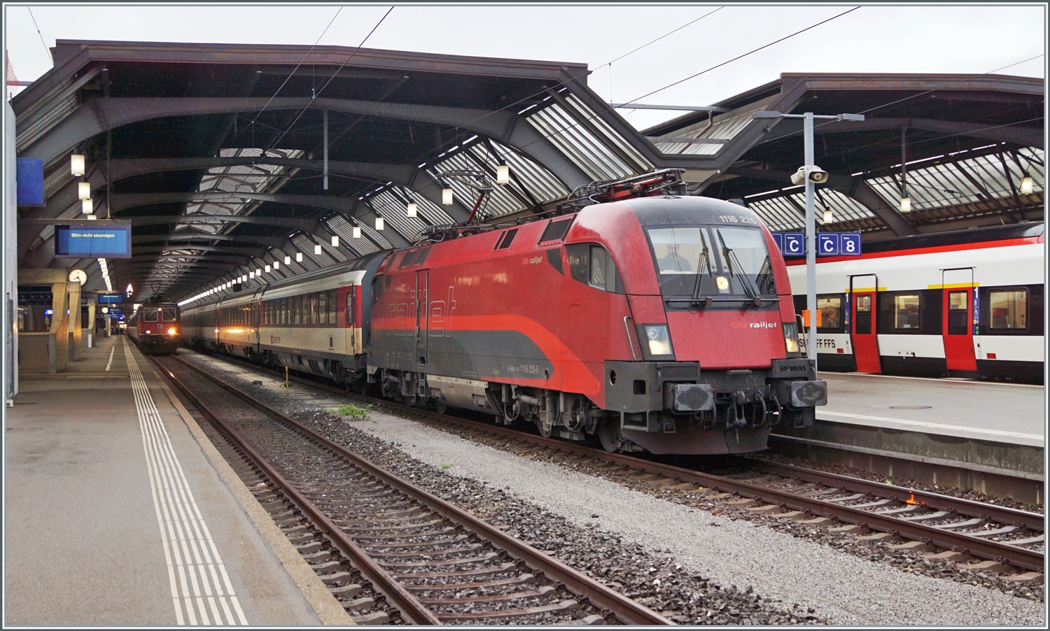 Die ÖBB 1116 220 stellt in Zürich den EC  Transalpin  19793 nach Graz bereit. Zwar sind ÖBB Lokomotiven in Zürich HB keine Seltenheit, aber sei kommen jeweils mit RJ-Garnituren nach Zürich. Eine ÖBB 1116 vor SBB Wagen hingegen stellt schon die Ausnahme dar. Der Zug hat infolge Bauarbeiten den ungewohnten Laufweg Zürich - Bregenz - München - Salzburg - Schwarzach St. Veit - Bischofshofen - Leoben - Graz und seine Fahrt wird 12 Stunden und 59 Minuten dauern.

19. Okt. 2023