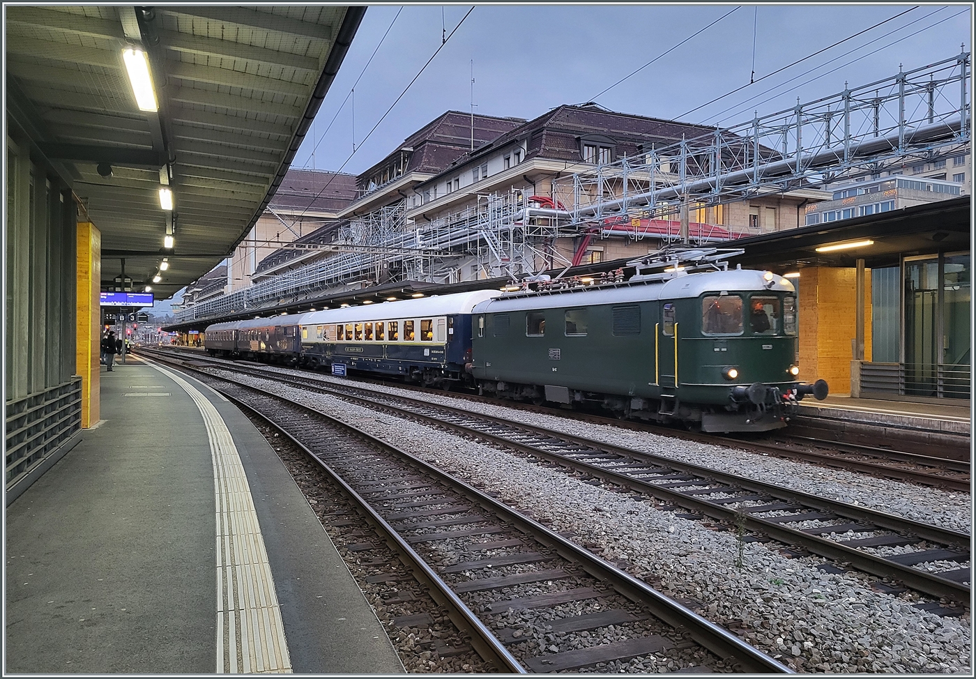 Die Re 4/4 I 10039 verlässt mit ihrem Extrazug 31131 Lausanne mit dem Ziel Zürich Enge. Leider ist bei diesen Lichtverhältnissen die Bewegungsunschärfe bereits sehr grenzwertig, doch ich finde die Seltenheit des Bildes sollte die qualitativen Mängeln gerade noch verkraften. Die Re 4/4 I gehört heute der SWISS RAIL TRAFFIC und war früher als Re 416 628 bei der Mittelthurgaubahn unterwegs und vorgängig bei den SBB mit der heute noch angeschrieben Nummer 10039 im Einsatz. Damals trug die am 22. Dez. 1950 abgelieferte Lok jedoch noch die verchromten Buchstaben SBB - CFF resp. SBB - FFS an den Seitenwänden. 

11. Dezember 2024