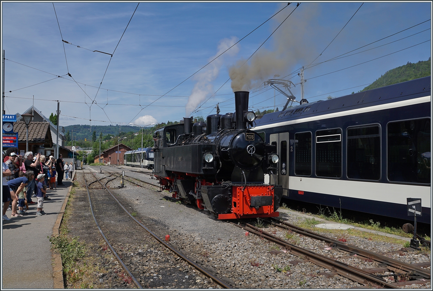 Die Saison 2026 der Blonay Chamby Bahn ist eröffnet: Die SEG G 2x 2/2 105 der Blonay Chamby Bahn ist mit ihrem ersten Dampfzug der Saison in Blonay angekommen, wo nun rangiert wird, um dann nach Chaulin zurückzudampfen. Wie man sieht ist das Interesse erfreulich gross, und die grosse Mehrzahl der links zu sehenden Besucher wird später mit dem Zug nach Chaulin fahren. 

2. Mai 2026
