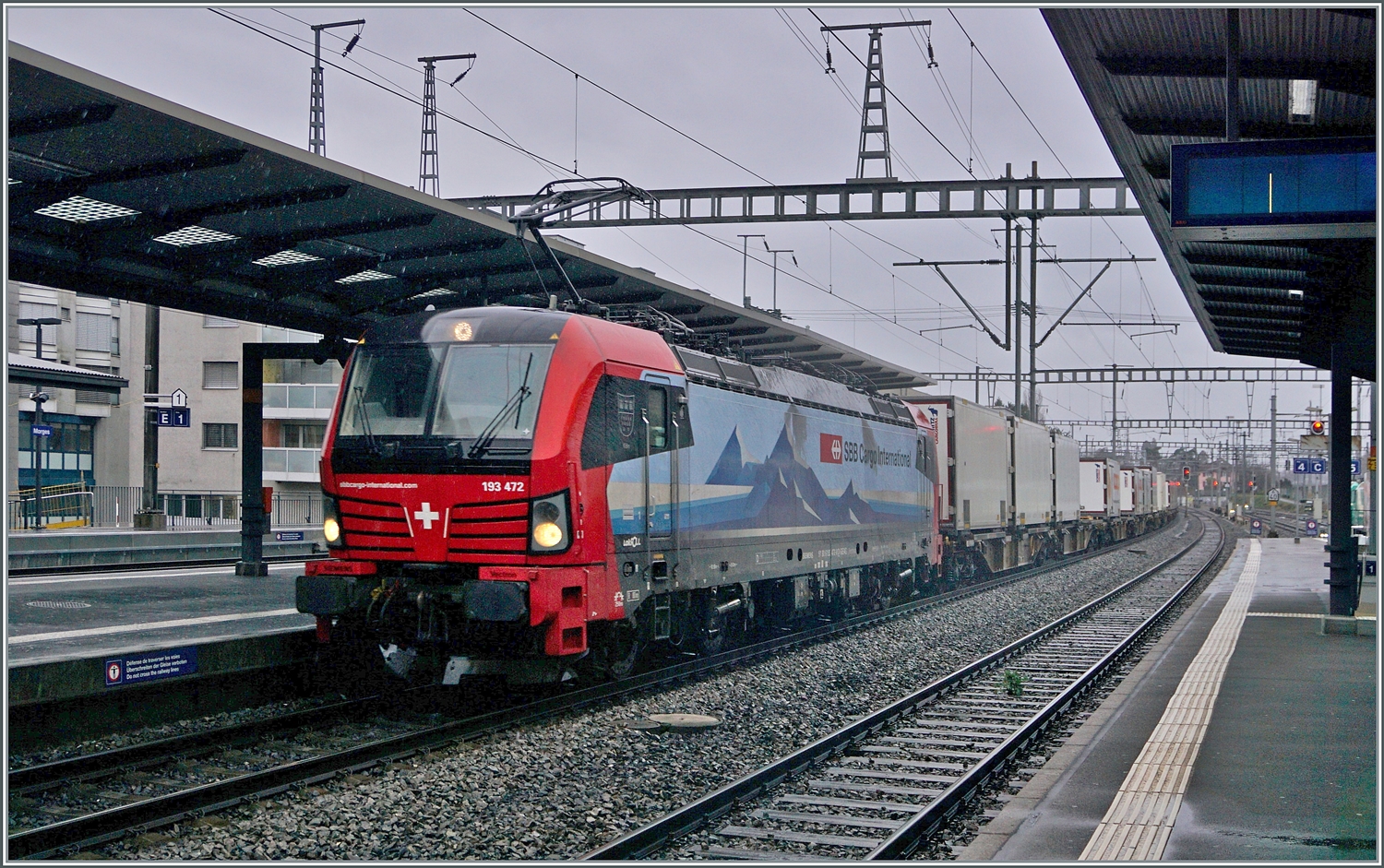 Die SBB Cargo International Re 193 472 mit einem sehr langen Rail-Care Zug bei der Durchfahrt in Morges. 

22. Februar 2024