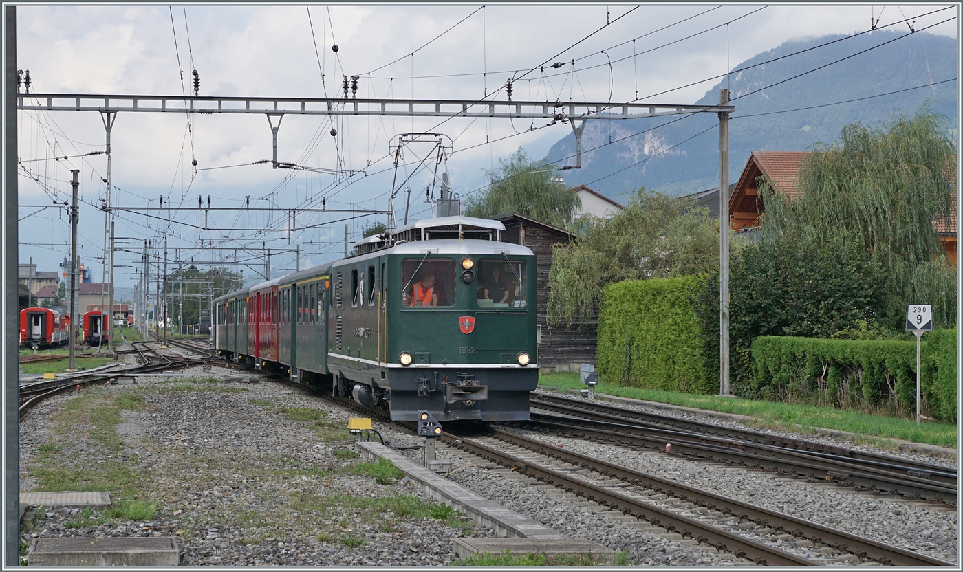 Die SBB HGe 4/4 I N° 1992  Giswil  hat mit ihrem Extrazug den Bahnhof von Meiringen erreicht und drückt nun ihren Extrazug zurück um ihn abzustellen. 

23. August 2025
