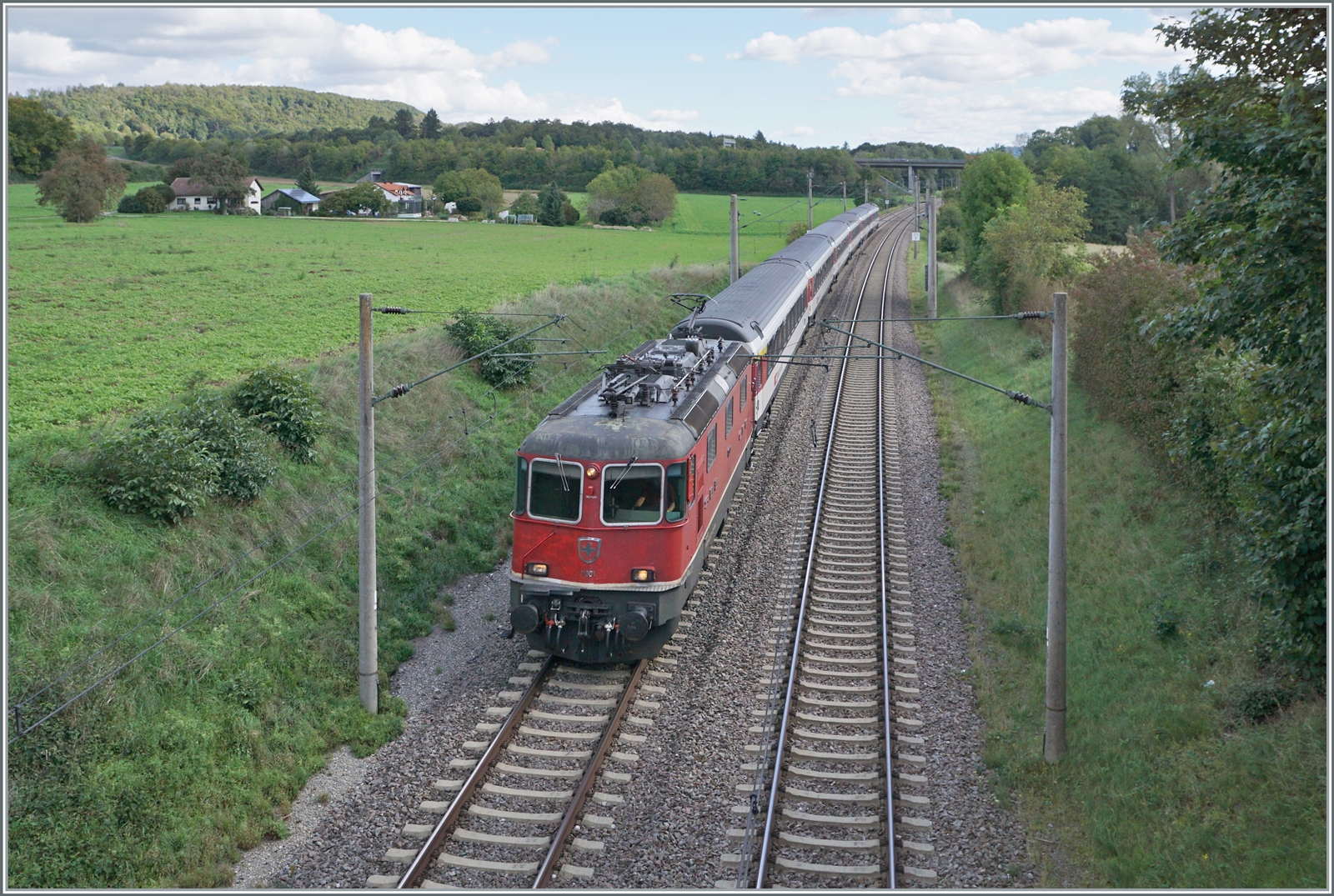 Die SBB Re 4/4 II 11301 ist bei Bietingen (D) mit einen IC4 von Singen nach Zürich unterwegs.

19. Sept. 2022 