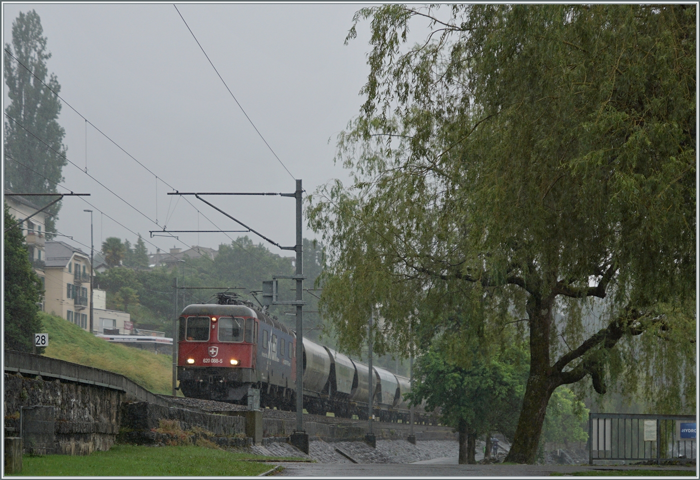 Die SBB X-Rail Re 6/6 11688 (Re 620 088-5 / UIC Nummer Re 620  91 85 4620 088-5 CH-SBBC)  Linthal  ist mit dem  Spaghetti-Zug 47632 von Torino Orbassano (It) nach Perigny (F) kurz nach Villeneuve unterwegs. Die SBB Lok hat den Zug in Domo II übernommen und wird ihn in Vallorbe an die SNCF übergeben.

22. Juni 2024