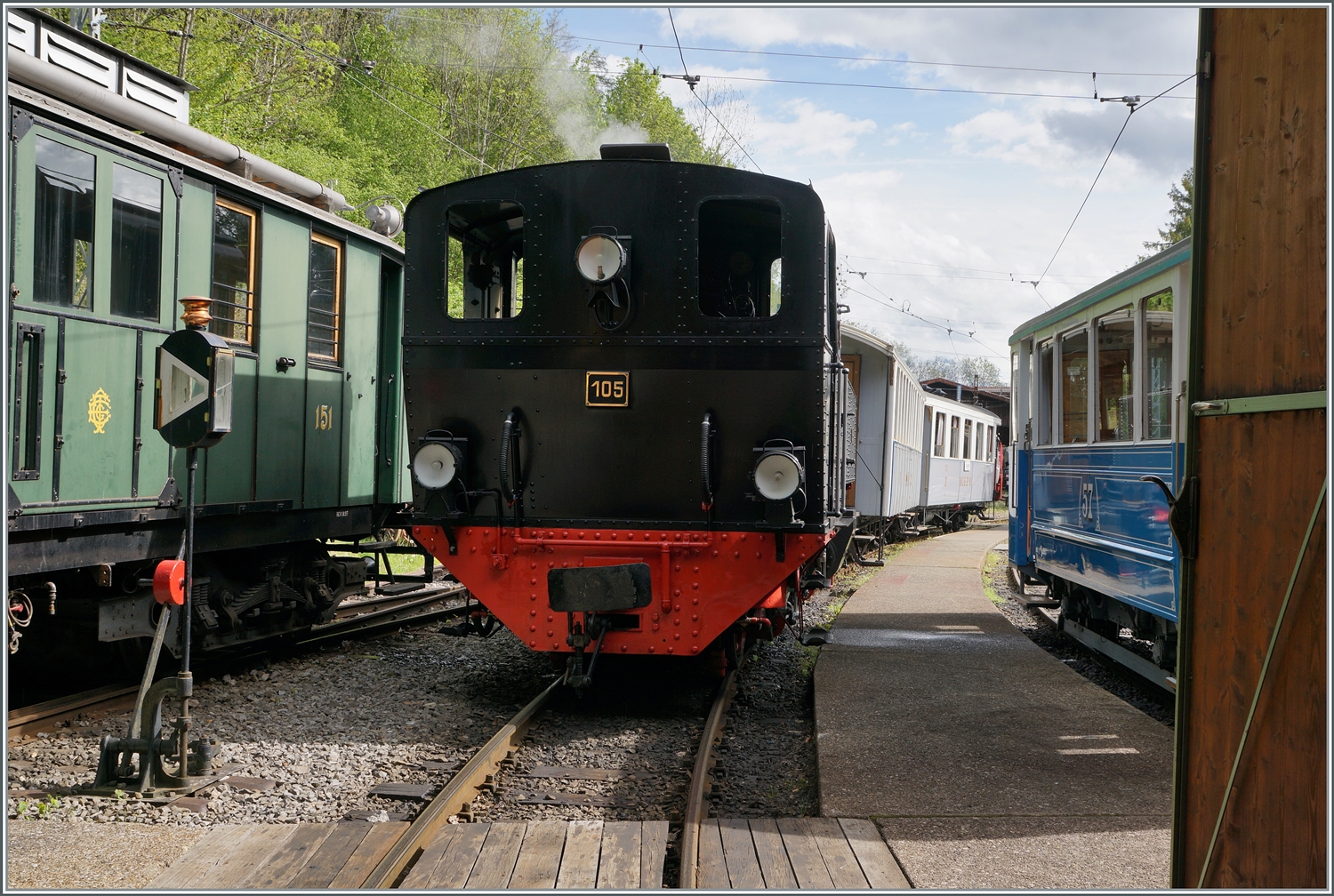 Die SEG G 2x 2/2 105 der Blonay Chamby Bahn wartet mit ihrem Dampfzug nach Blonay in Chaulin auf die Abfahrt.

5. Mai 2024