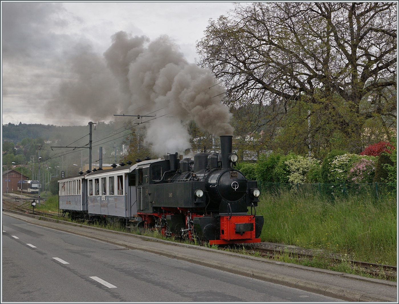Die SEG G 2x 2/2 105 der Blonay Chamby Bahn verlässt kräftig rauchend mit ihrem Dampfzug Blonay in Richtung Chamby. 

5. Mai 2024