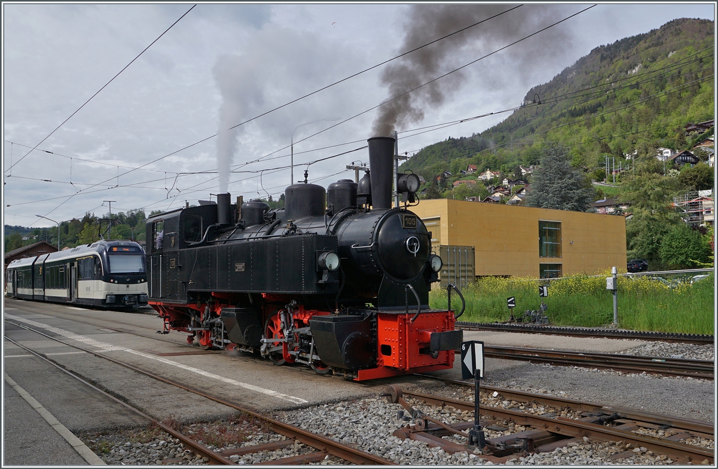 Die SEG G 2x 2/2 105 der Blonay Chamby Bahn rangiert in Blonay um den angekommen Zug wieder nach Chaulin zurück zu ziehen. 

5. Mai 2024