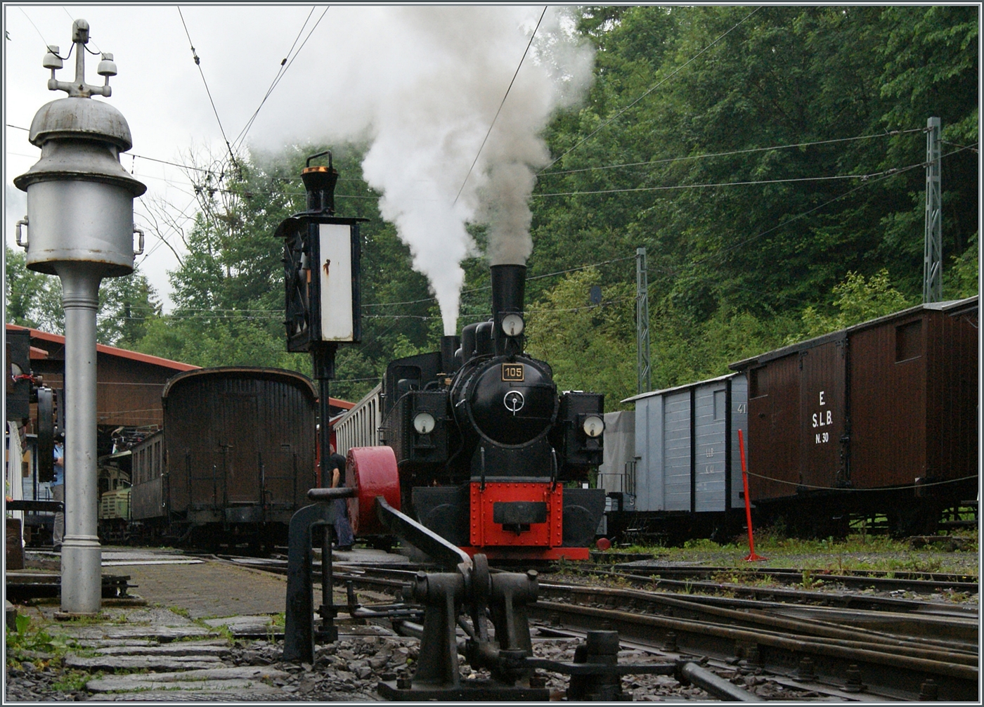 Die SEG G 2x 2/2 105 der Blonay Chamby Bahn ist in Chaulin eingetroffen, wo allerlei historische Utensilien zu entdecken sind.

9. Juni 2024