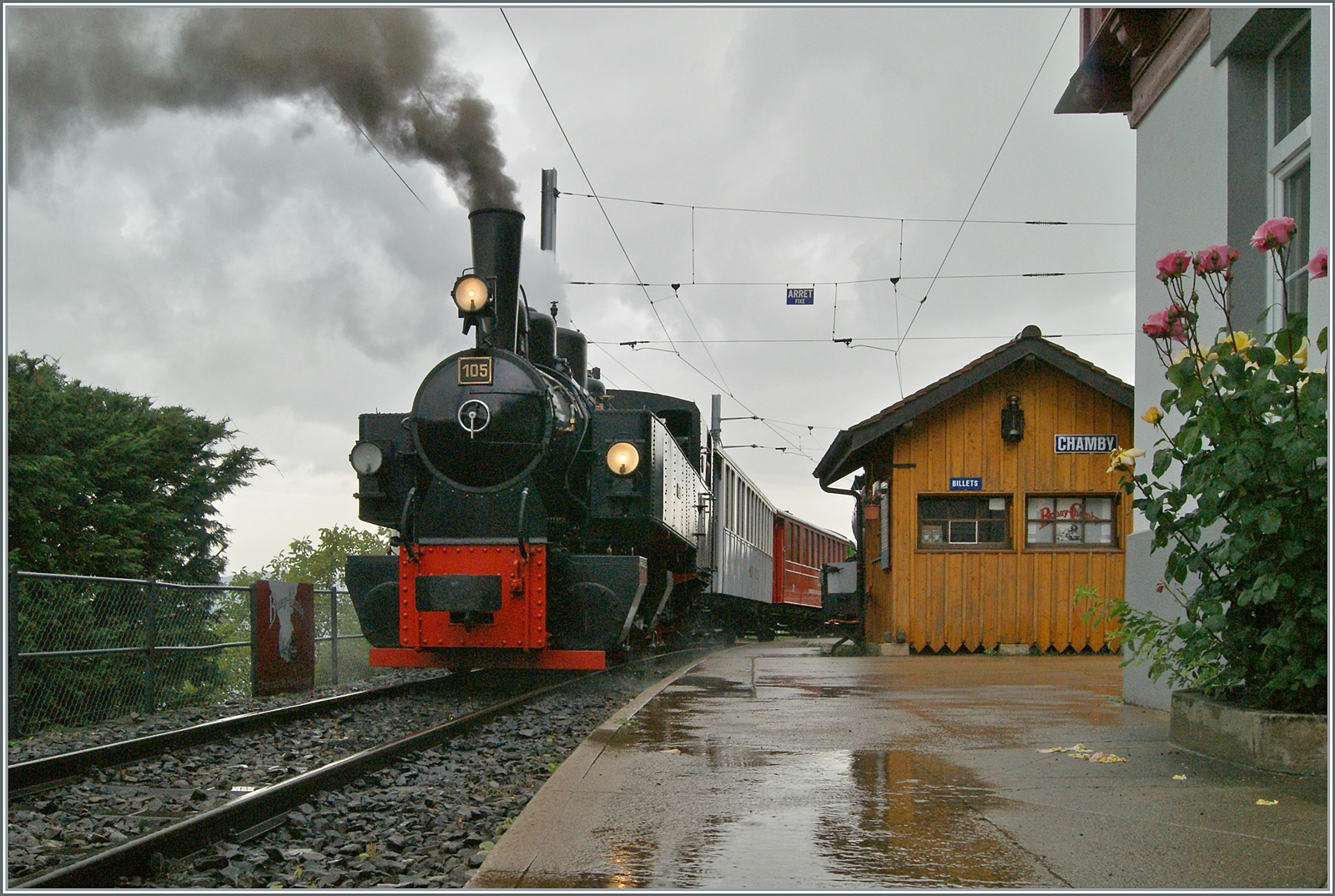 Die SEG G 2x 2/2 105 der Blonay Chamby Bahn ist mit ihrem Zug in Chamby angekommen und wird ihn in Kürze in den Museumsbahnhof von Chaulin schieben. 

10. Juni 2024