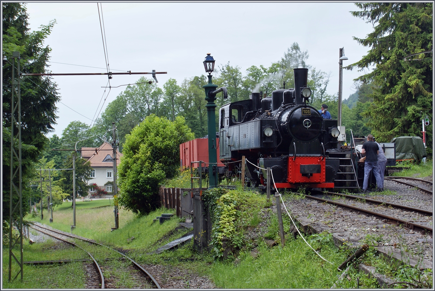 Die SEG G 2x 2/2 105 der Blonay Chamby Bahn wird in Chaulin mit Wasser und Kohle versorgt. 

9. Juni 2024
