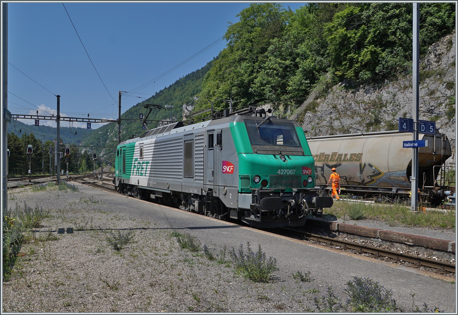 Die SNCF 27067, welche den Gegenzug (im Hintergrund) nachgeschoben hat, manöveriert sich an den Güterzug in Vallorbe.

16. Juni 2022