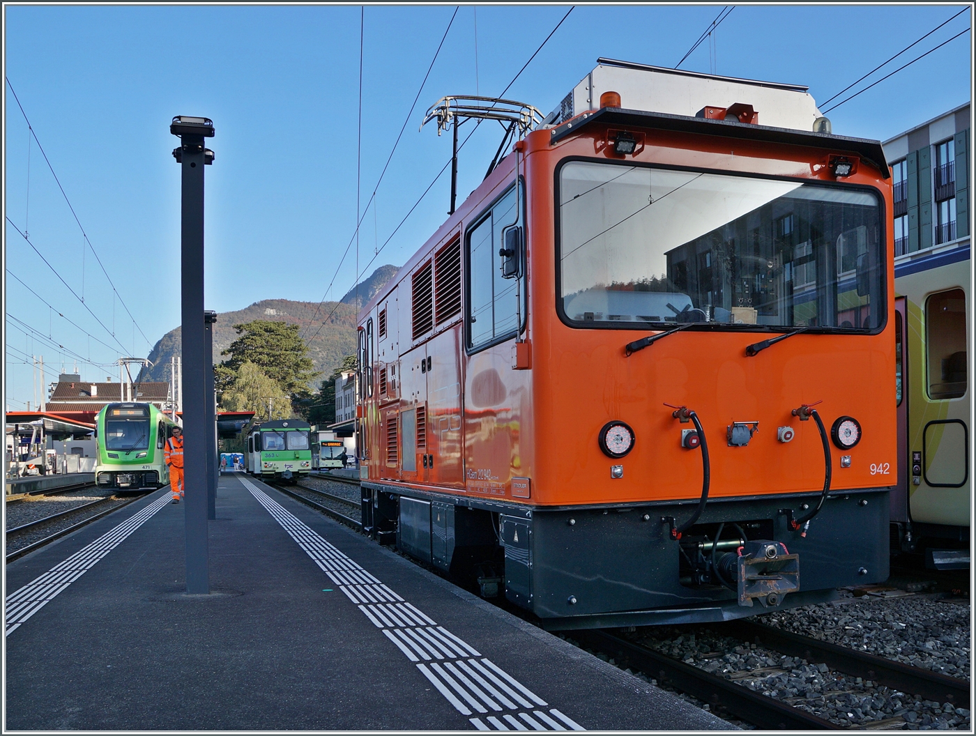Die TPC HGem 2/2 942 wartet in Aigle auf die Abfahrt in Richtung Aigle Dépôt ASD. 

30. Okt. 2024