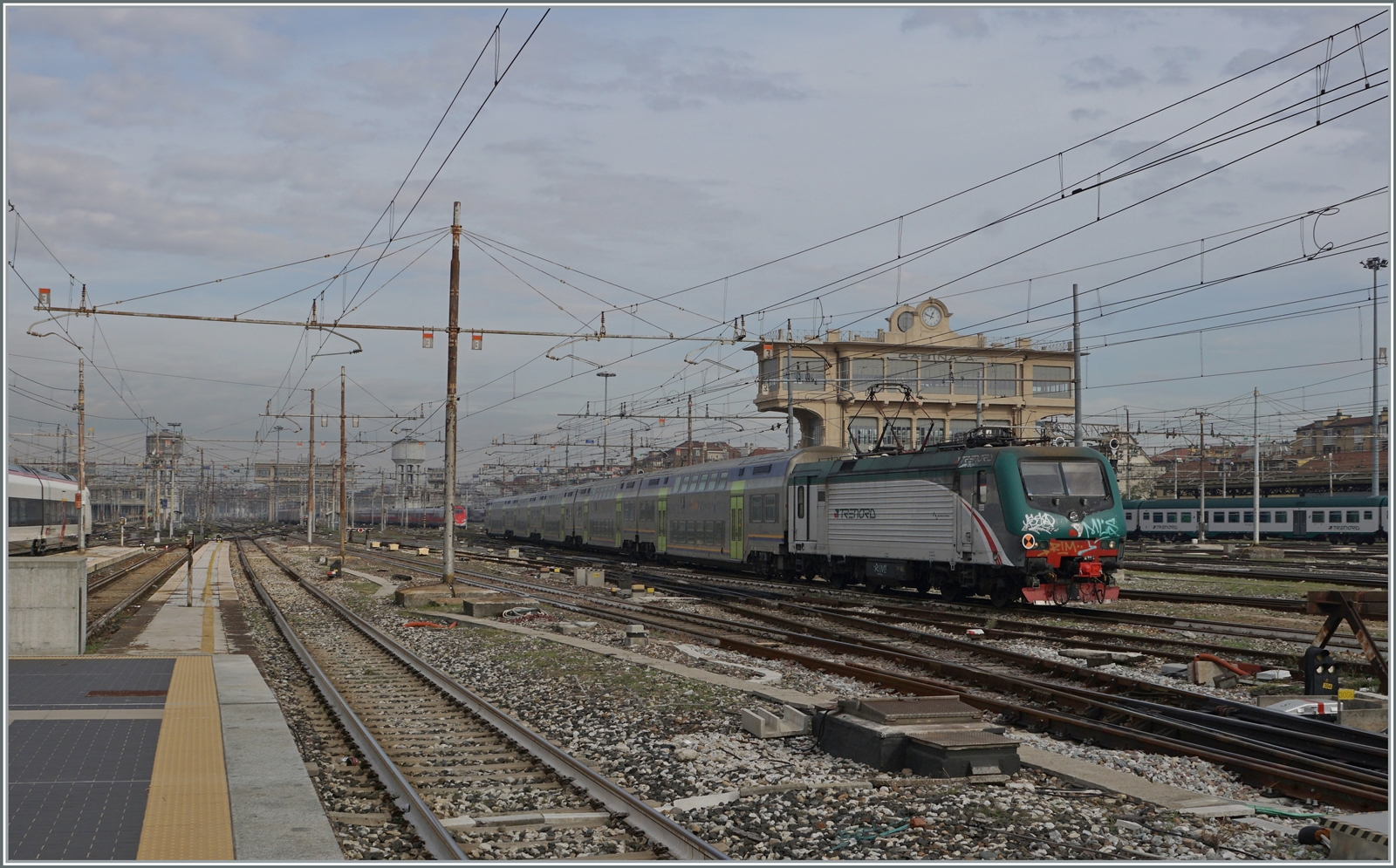 Die Trenord (TN-I) E 464 272 erreicht mit einem Nahverkehrszug ihr Ziel Milano Centrale

8. Nov. 2022

